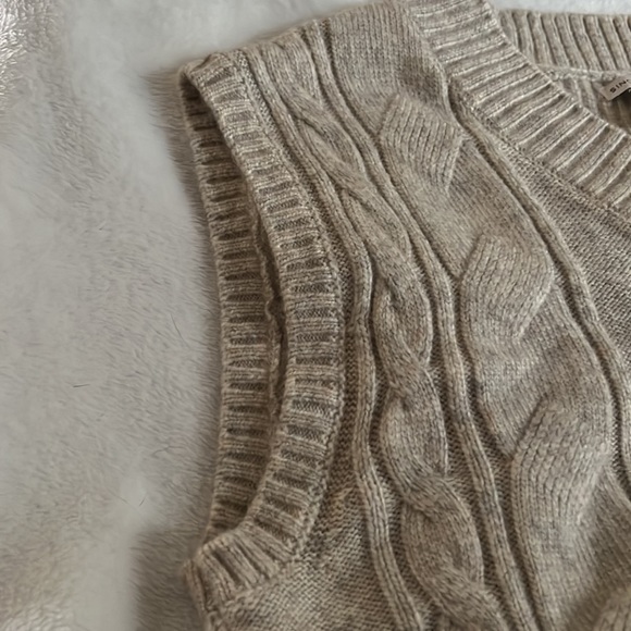 Beige colored sweater without sleeves - Picture 3 of 5